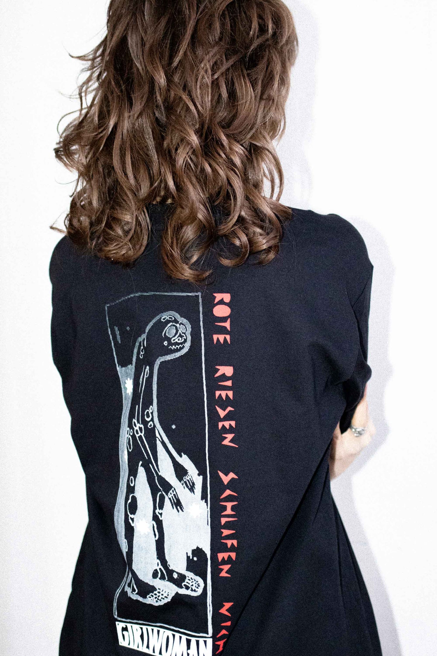 "Rote Riesen schlafen nicht" T-Shirt Girlwoman Merchandise. Oversized Fit. Schwere Stoffqualität 100% Cotton.