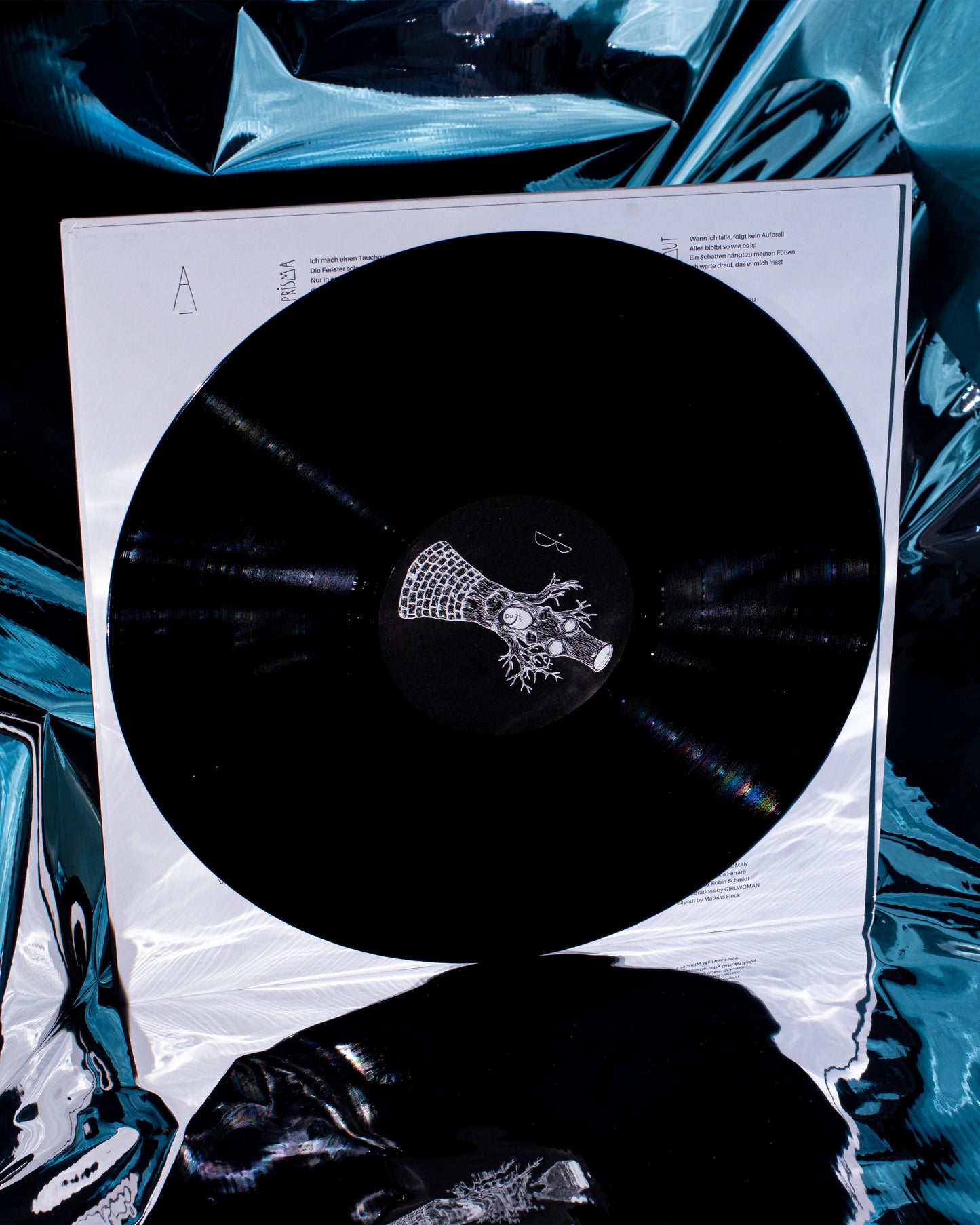 Girlwoman - Das Große Ganze *Black Vinyl Edition**8 Kunstdrucke* Prisma | Die Nacht | Stom Linie Form | Fata Morgana | Nur Mut | Monochrom | Rote Riesen Schlafen Nicht | Plattenweg | Tick Tack Trauma | Ab Morgen Ist Alles Anders Pt.1 feat. Lambert | Ab Morgen Ist Alles Anders Pt.2 | Is Anybody Out There?