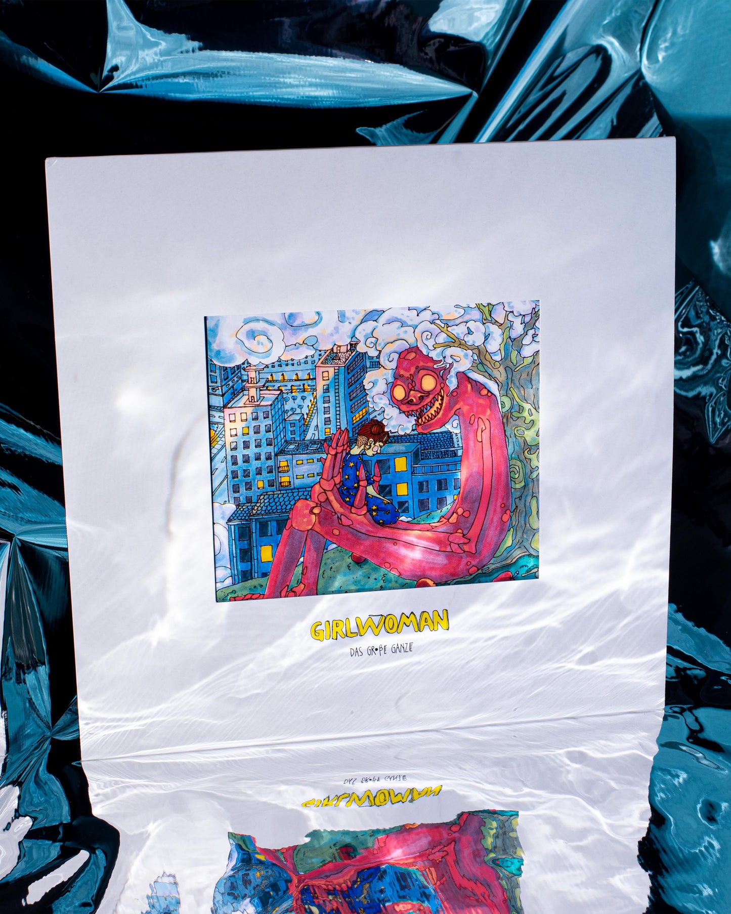 Girlwoman - Das Große Ganze *Black Vinyl Edition**8 Kunstdrucke* Prisma | Die Nacht | Stom Linie Form | Fata Morgana | Nur Mut | Monochrom | Rote Riesen Schlafen Nicht | Plattenweg | Tick Tack Trauma | Ab Morgen Ist Alles Anders Pt.1 feat. Lambert | Ab Morgen Ist Alles Anders Pt.2 | Is Anybody Out There?