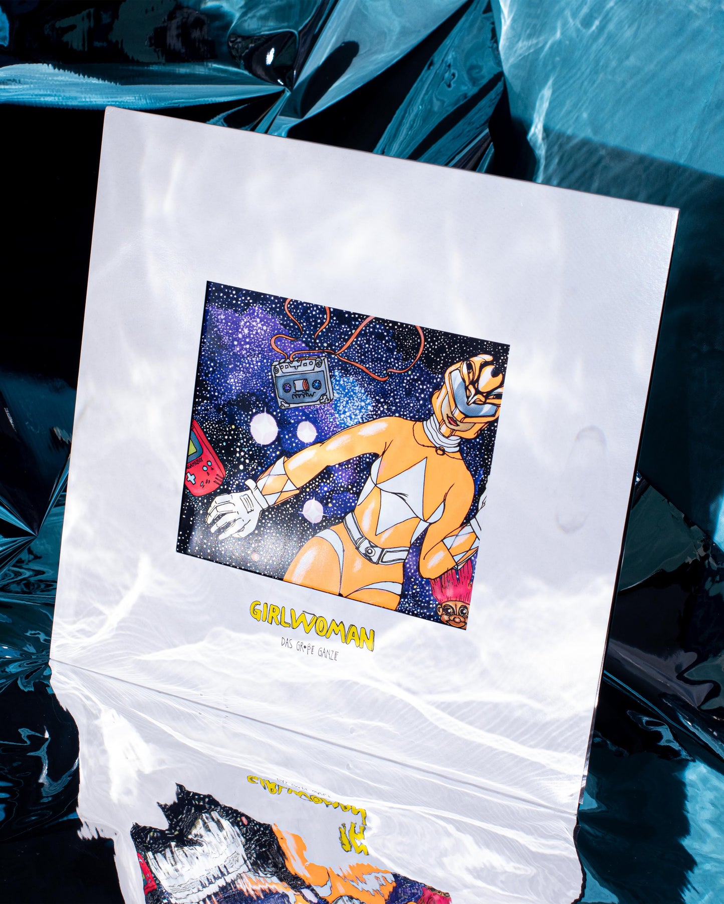 Girlwoman - Das Große Ganze *Black Vinyl Edition**8 Kunstdrucke* Prisma | Die Nacht | Stom Linie Form | Fata Morgana | Nur Mut | Monochrom | Rote Riesen Schlafen Nicht | Plattenweg | Tick Tack Trauma | Ab Morgen Ist Alles Anders Pt.1 feat. Lambert | Ab Morgen Ist Alles Anders Pt.2 | Is Anybody Out There?
