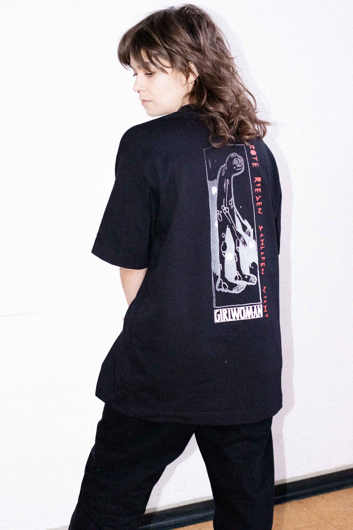 "Rote Riesen schlafen nicht" T-Shirt Girlwoman Merchandise. Oversized Fit. Schwere Stoffqualität 100% Cotton.